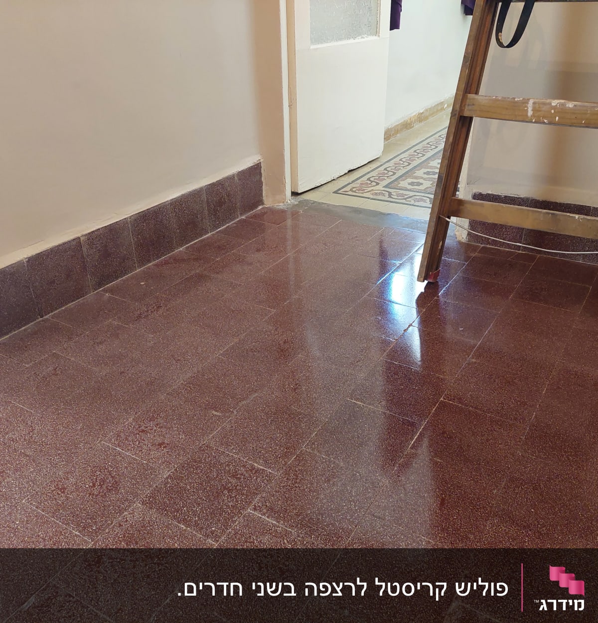 רצפה נקייה ומבריקה עם סולם עץ